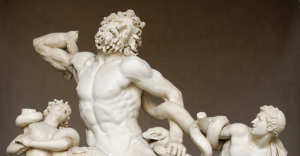 Escultura do grupo de Laocoonte, conta a história do homem do mesmo nome que foi punido pelo deus Apolo a lutar com duas grandes serpentes para defender a si e aos filhos. Escultura do período helênico ou helenístico.